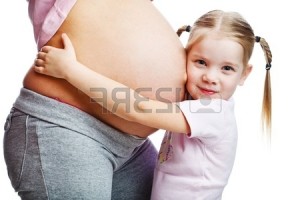 12983452-piękna-kobieta-w-ciąży-z-córką.-samodzielnie-na-białym-tle